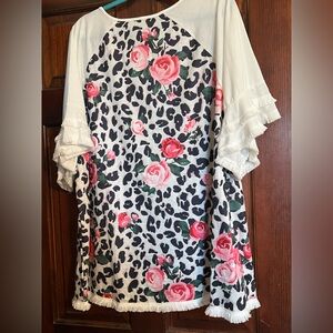Lightweight, flowing sleeves, 3x top,
